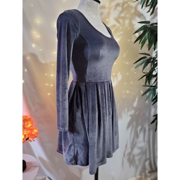 Aritzia Talula Lambeth Darkness Velvet Skater Dress Womens Size XS Purple Gray - Picture 3 of 10